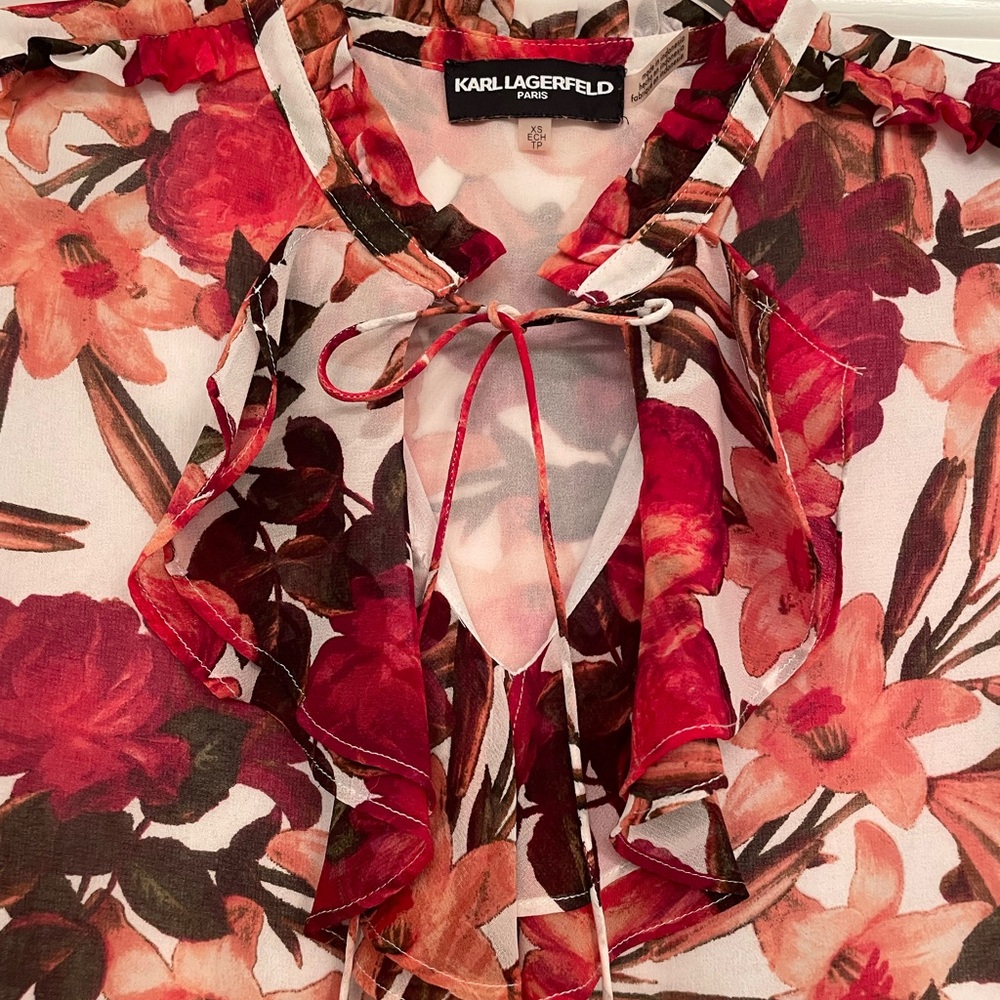 Floral Sleeveless blouse